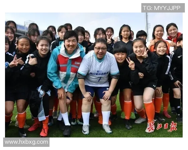 跑男团队与足球明星亲密合影展现运动精神与友谊的完美结合 跑男团队与足球明星亲密合影展现运动精神与友谊的完美结合